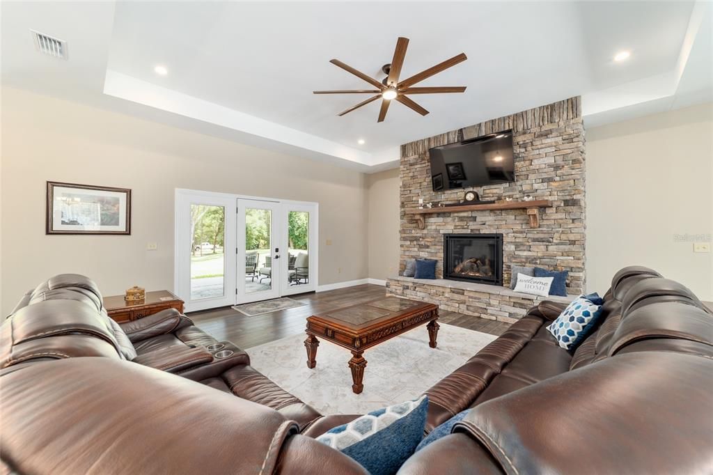 For Sale: $899,995 (3 beds, 2 baths, 2597 Square Feet)