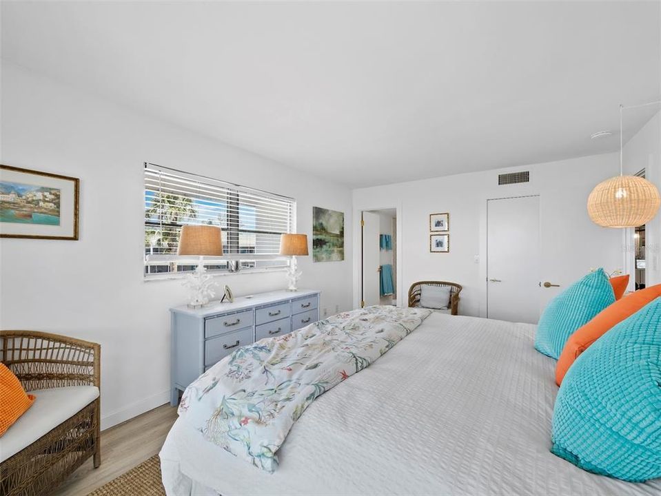 For Sale: $995,000 (2 beds, 2 baths, 1170 Square Feet)