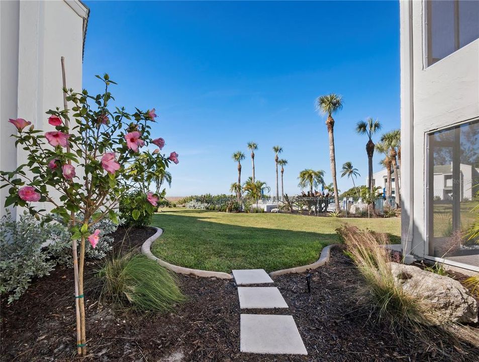 For Sale: $995,000 (2 beds, 2 baths, 1170 Square Feet)