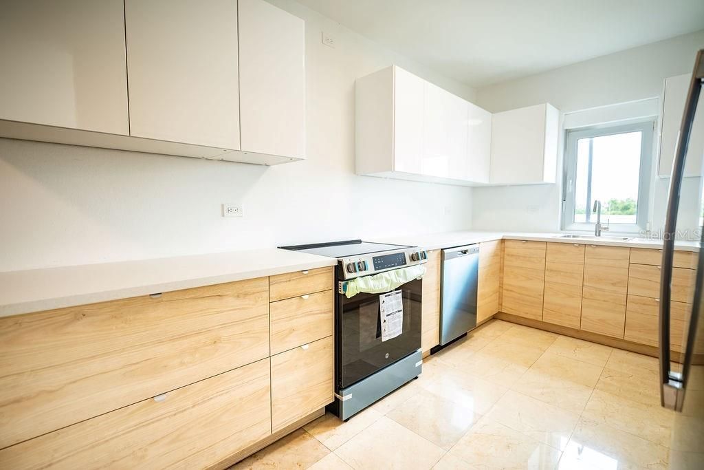 Под контрактом: $520,000 (3 спален, 2 ванн, 2600 Квадратных фут)