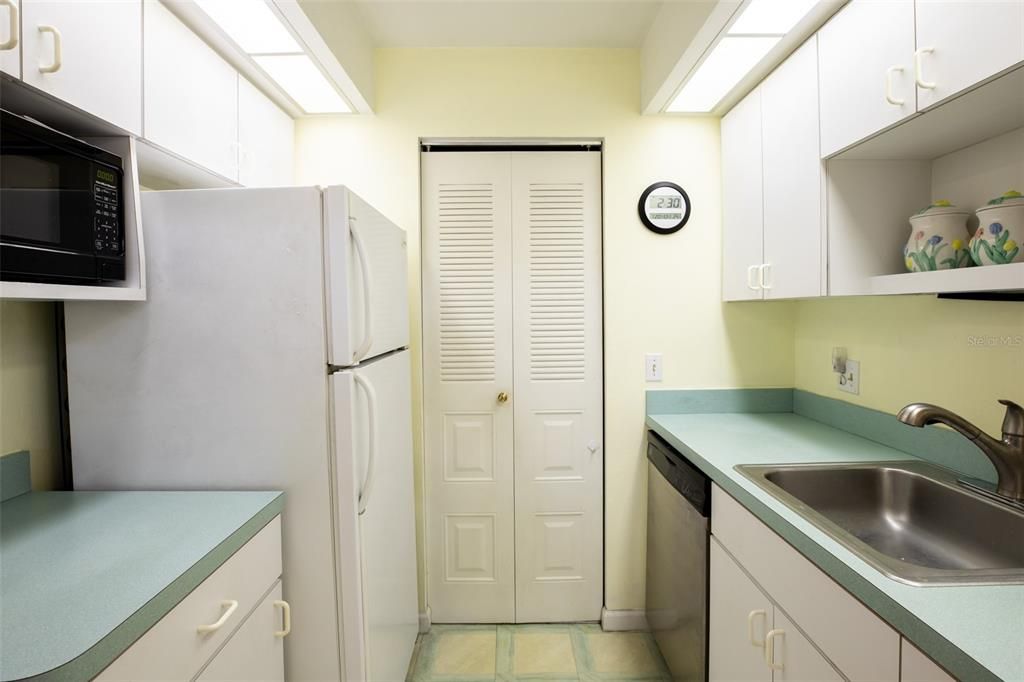 待售: $144,500 (2 贝兹, 2 浴室, 919 平方英尺)