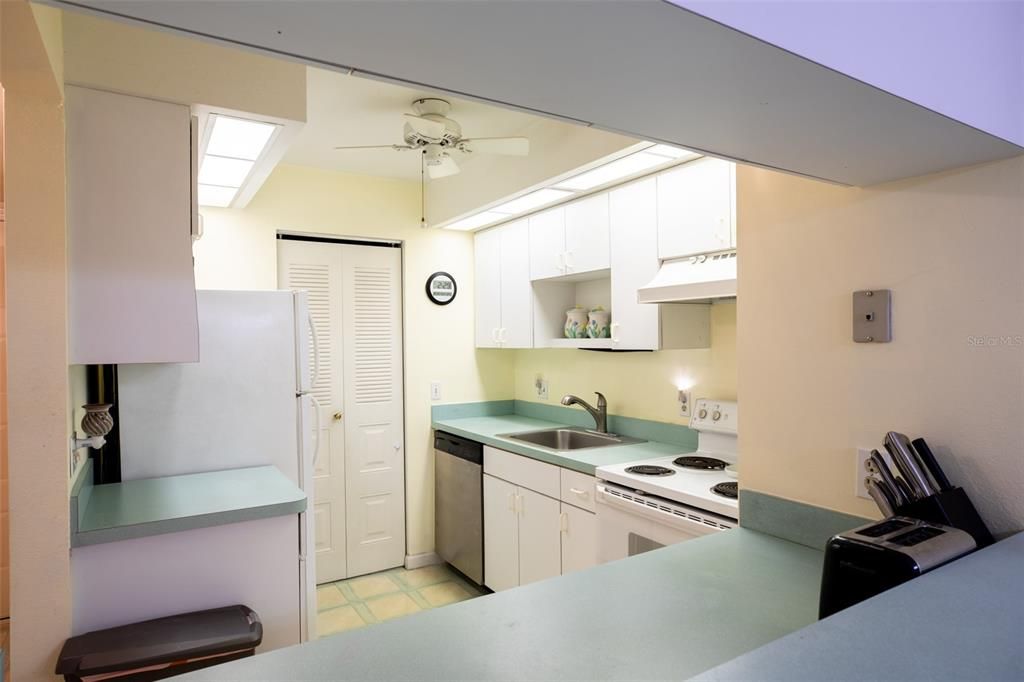 待售: $144,500 (2 贝兹, 2 浴室, 919 平方英尺)