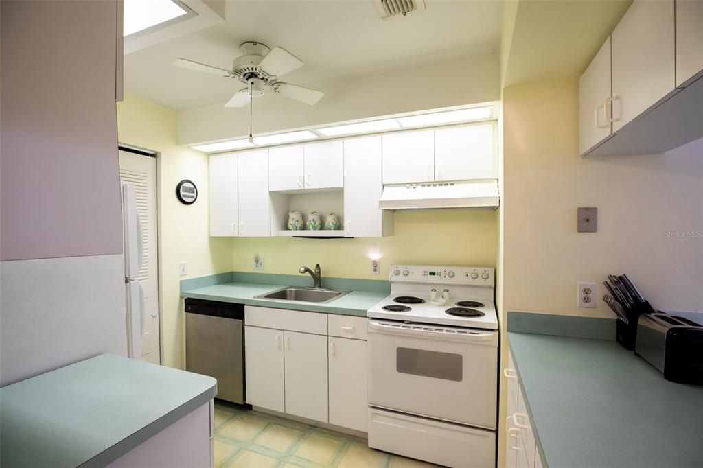 待售: $144,500 (2 贝兹, 2 浴室, 919 平方英尺)