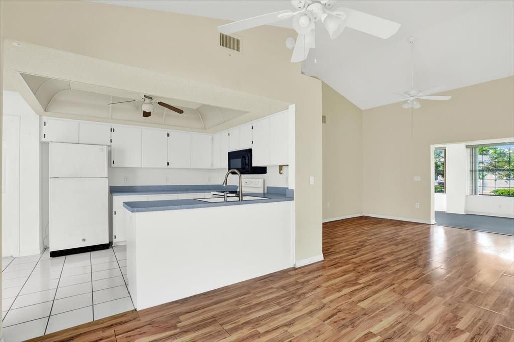 Active With Contract: $175,000 (2 beds, 2 baths, 1318 Square Feet)