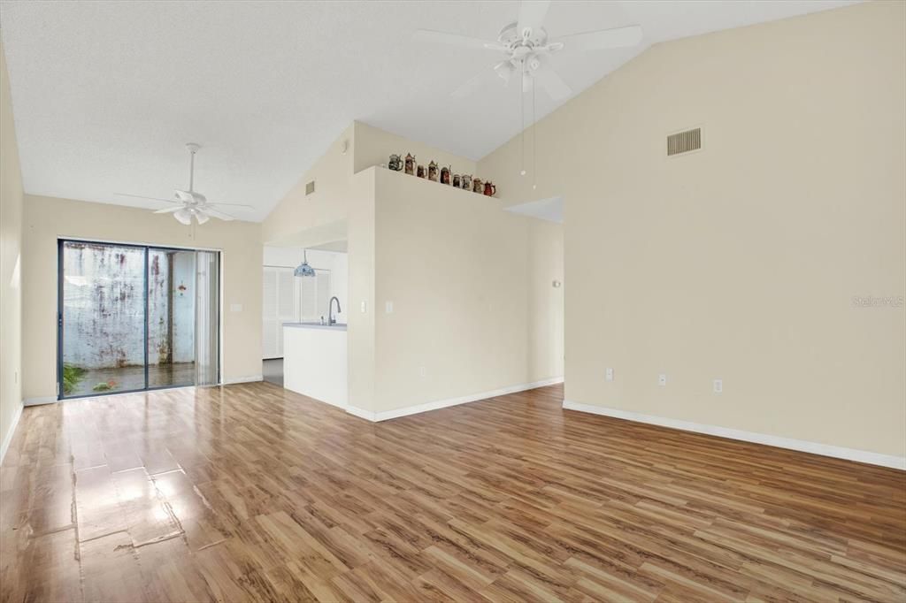 Active With Contract: $175,000 (2 beds, 2 baths, 1318 Square Feet)