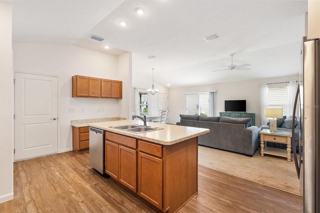 Activo con contrato: $279,000 (2 camas, 2 baños, 1227 Pies cuadrados)