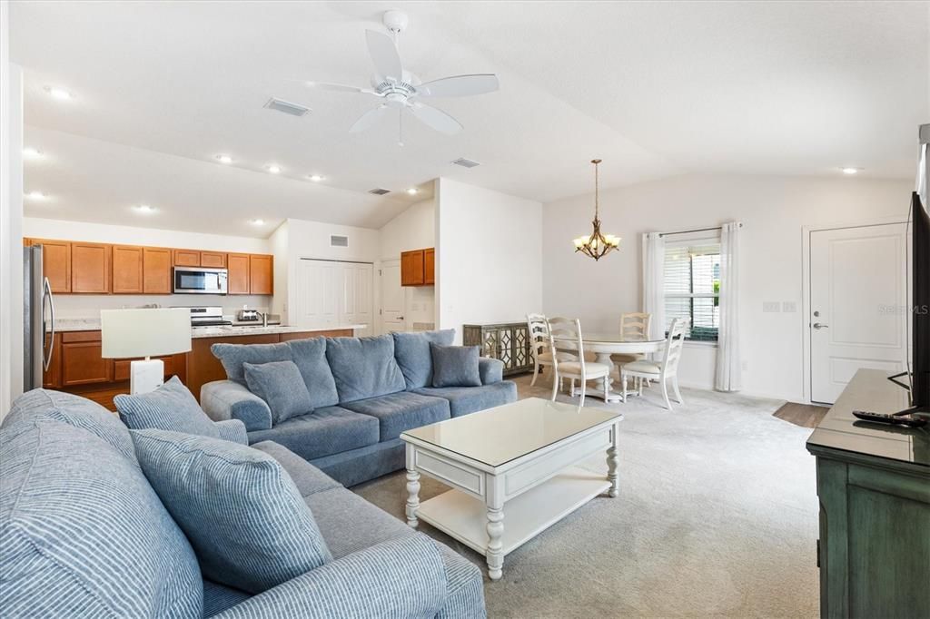 Activo con contrato: $279,000 (2 camas, 2 baños, 1227 Pies cuadrados)