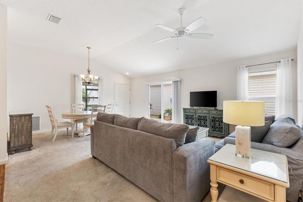 Activo con contrato: $279,000 (2 camas, 2 baños, 1227 Pies cuadrados)