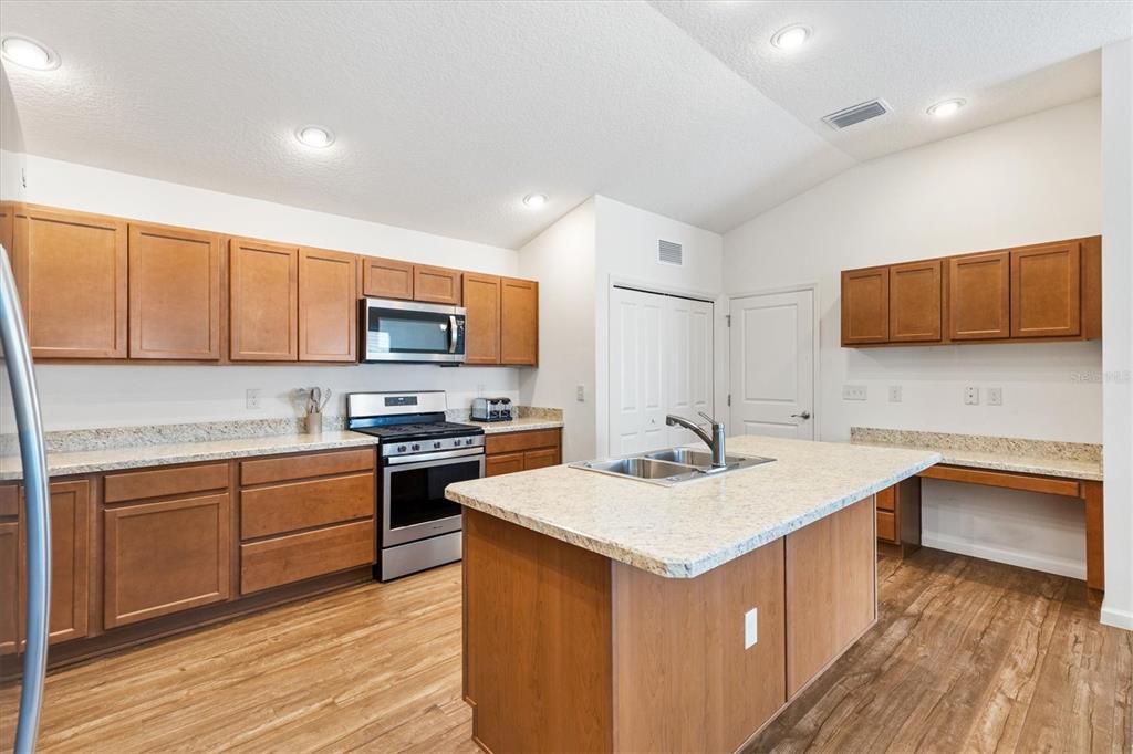 Activo con contrato: $279,000 (2 camas, 2 baños, 1227 Pies cuadrados)