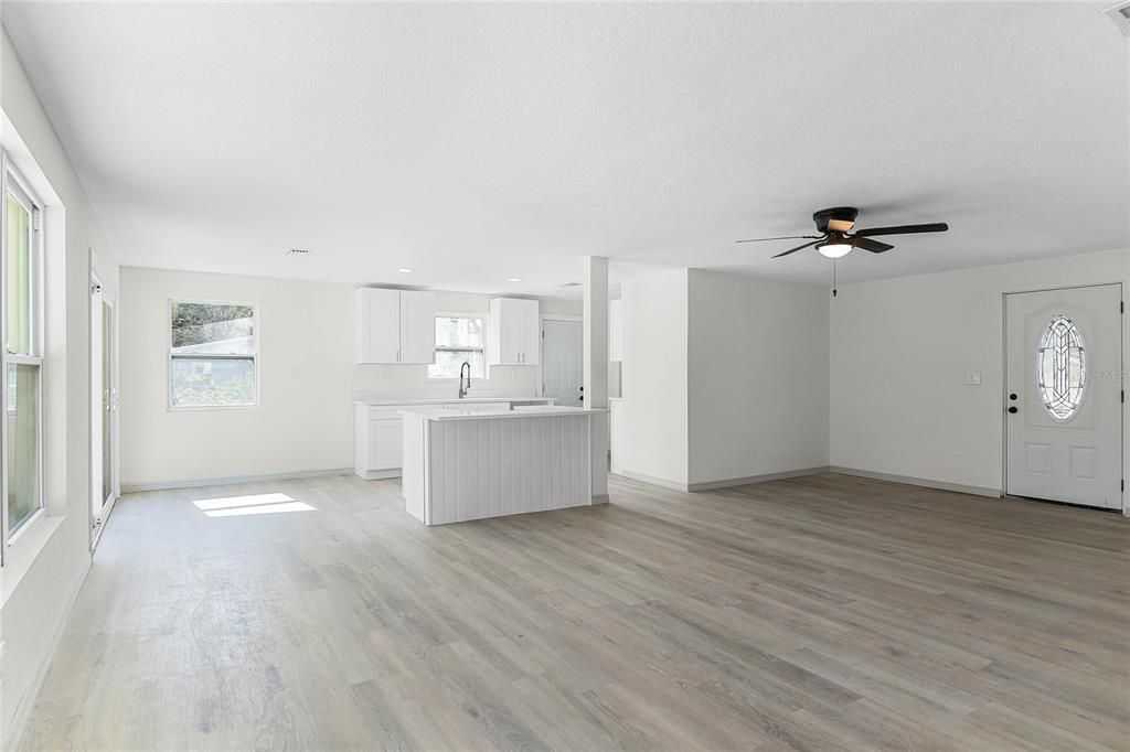 Под контрактом: $275,000 (3 спален, 2 ванн, 1422 Квадратных фут)