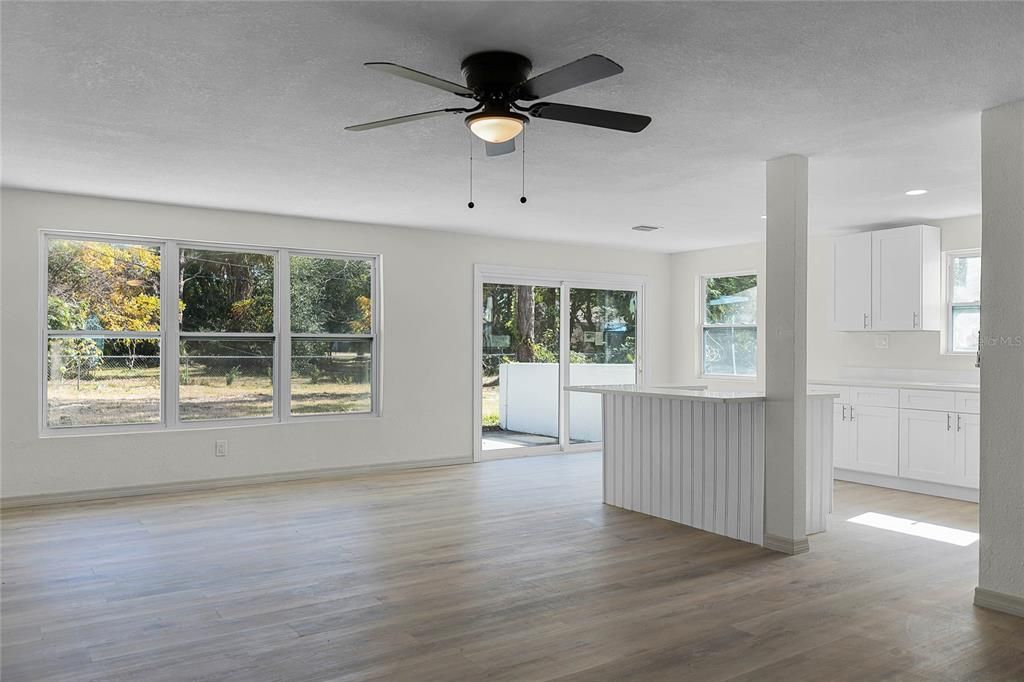 Под контрактом: $275,000 (3 спален, 2 ванн, 1422 Квадратных фут)