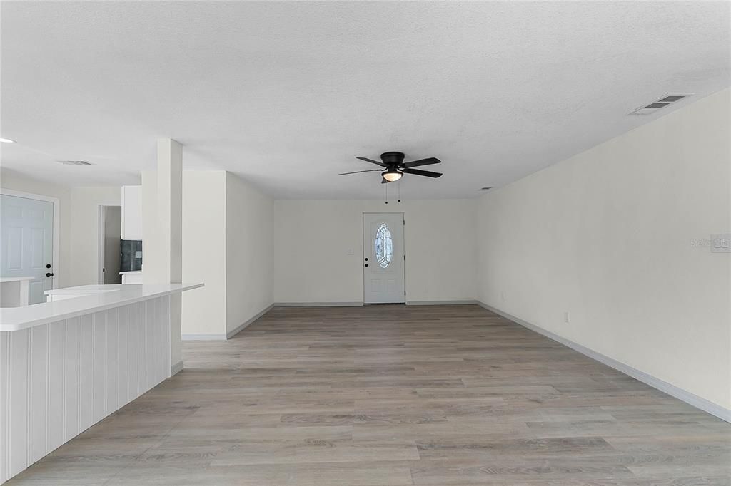 Под контрактом: $275,000 (3 спален, 2 ванн, 1422 Квадратных фут)