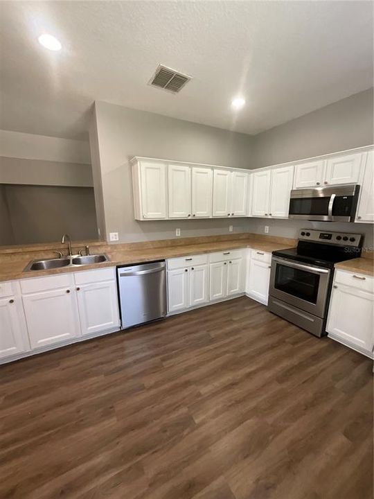 Active With Contract: $1,800 (3 beds, 2 baths, 1588 Square Feet)