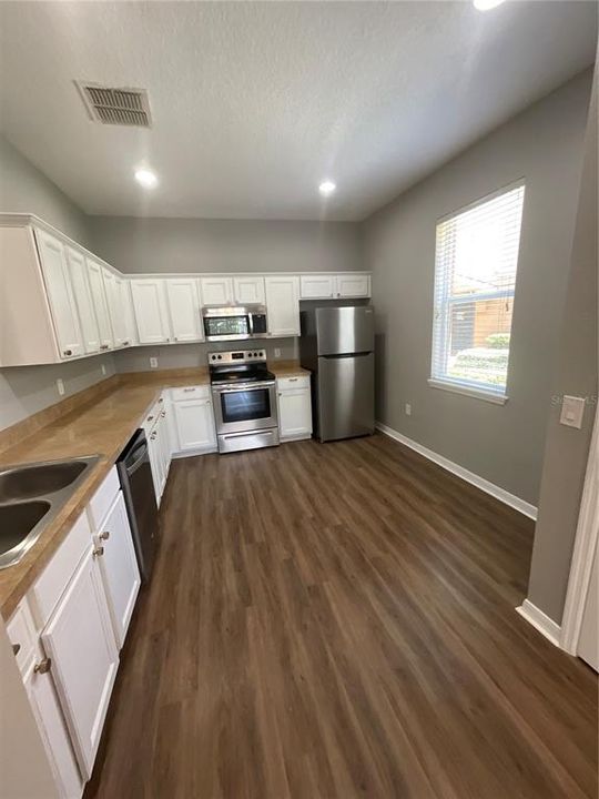 Active With Contract: $1,800 (3 beds, 2 baths, 1588 Square Feet)