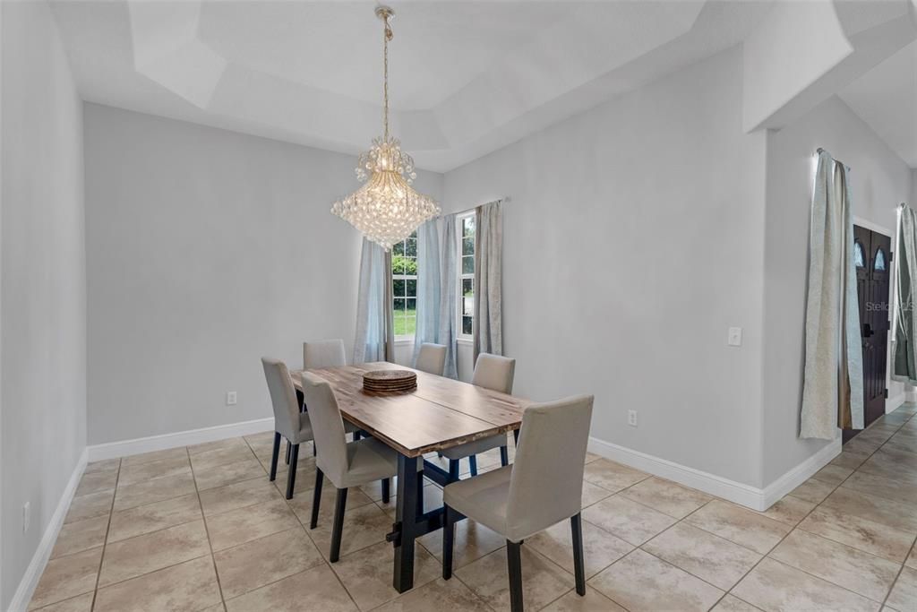 合同活跃: $600,000 (4 贝兹, 4 浴室, 3337 平方英尺)