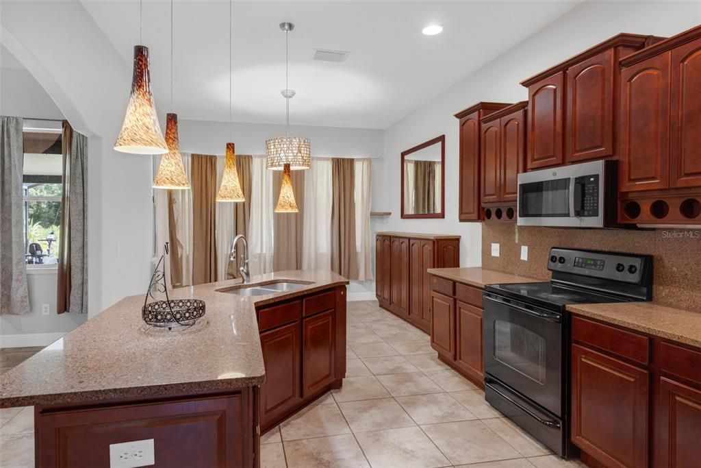 合同活跃: $600,000 (4 贝兹, 4 浴室, 3337 平方英尺)