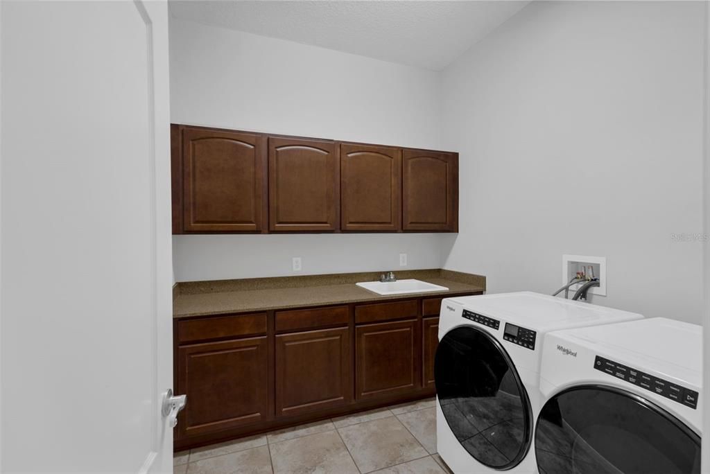 合同活跃: $600,000 (4 贝兹, 4 浴室, 3337 平方英尺)