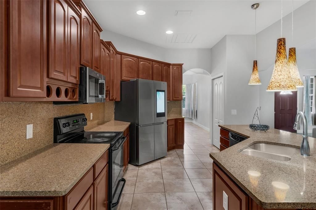 合同活跃: $600,000 (4 贝兹, 4 浴室, 3337 平方英尺)