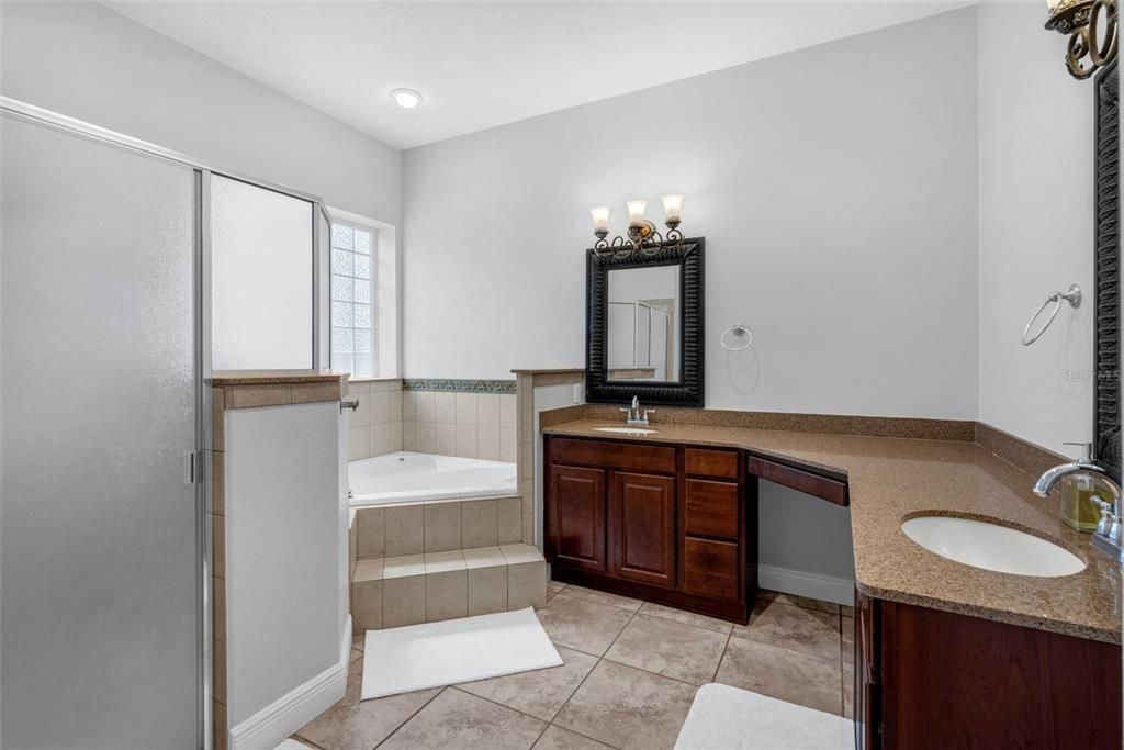 合同活跃: $600,000 (4 贝兹, 4 浴室, 3337 平方英尺)