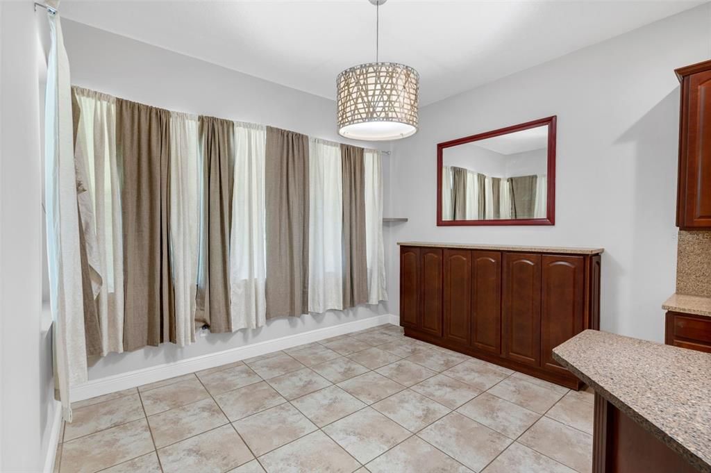 合同活跃: $600,000 (4 贝兹, 4 浴室, 3337 平方英尺)