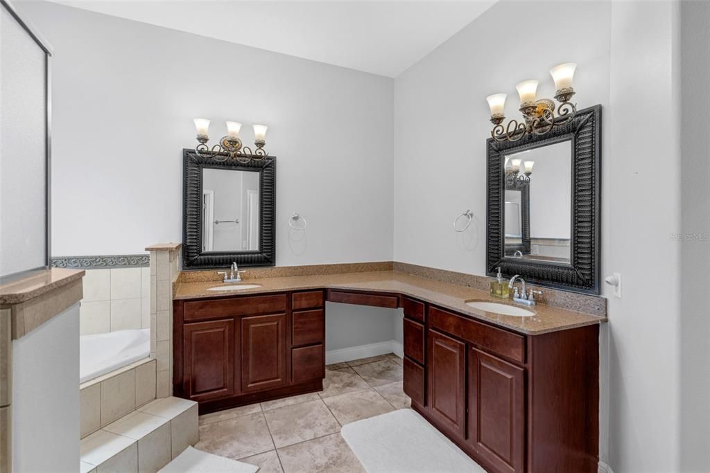 合同活跃: $600,000 (4 贝兹, 4 浴室, 3337 平方英尺)