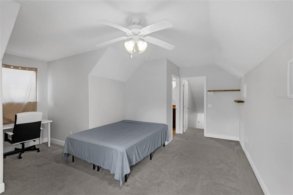 合同活跃: $600,000 (4 贝兹, 4 浴室, 3337 平方英尺)