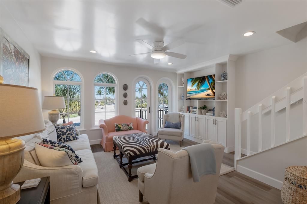 合同活跃: $2,500,000 (2 贝兹, 2 浴室, 1248 平方英尺)