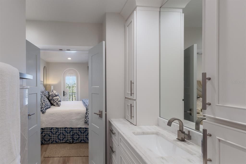 合同活跃: $2,500,000 (2 贝兹, 2 浴室, 1248 平方英尺)