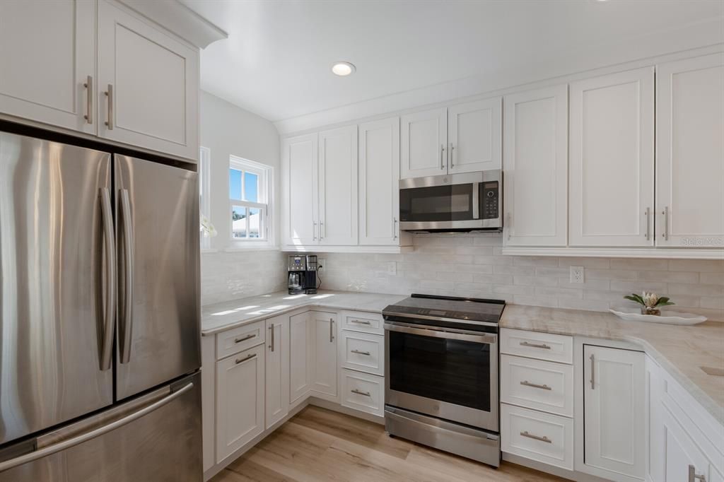 合同活跃: $2,500,000 (2 贝兹, 2 浴室, 1248 平方英尺)