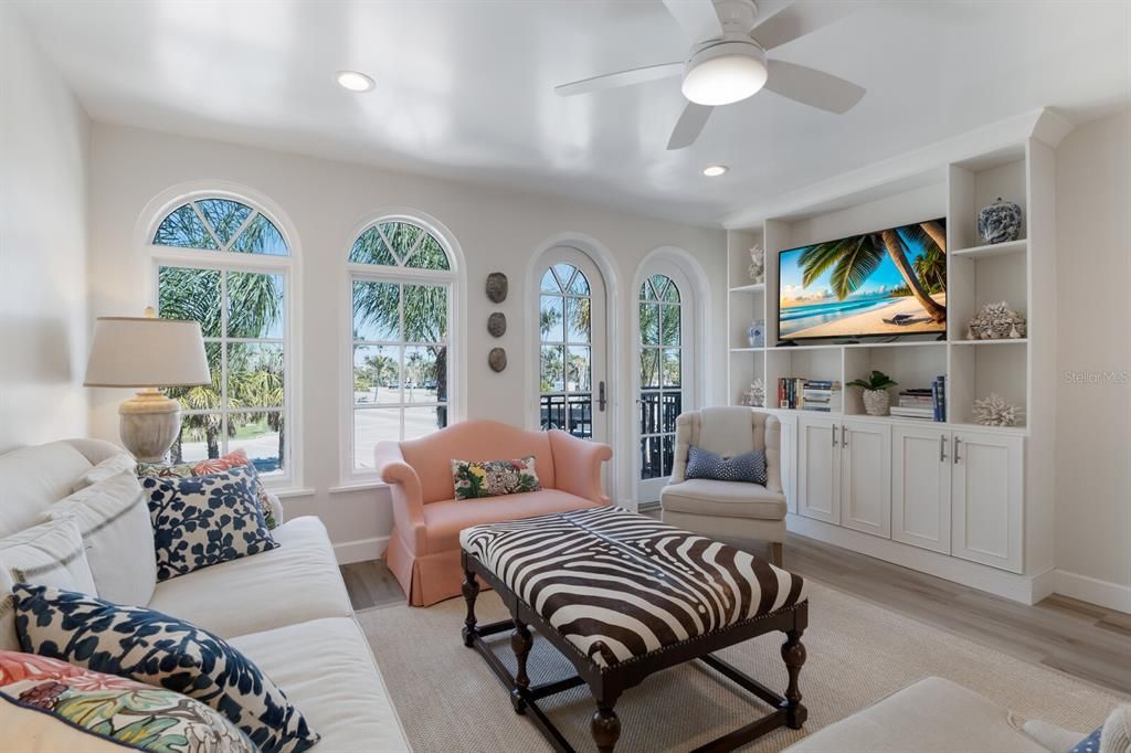 合同活跃: $2,500,000 (2 贝兹, 2 浴室, 1248 平方英尺)