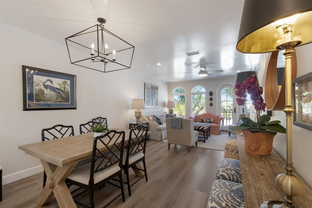 合同活跃: $2,500,000 (2 贝兹, 2 浴室, 1248 平方英尺)