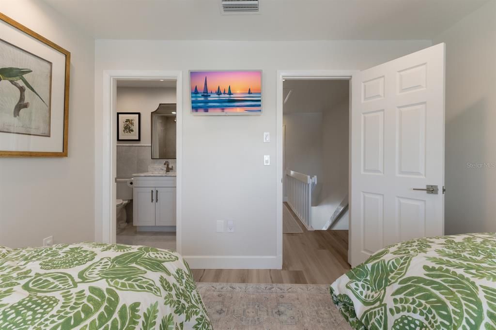 合同活跃: $2,500,000 (2 贝兹, 2 浴室, 1248 平方英尺)