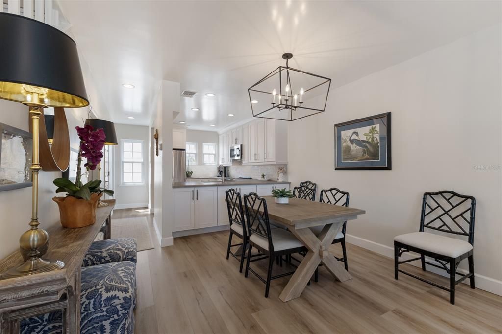 合同活跃: $2,500,000 (2 贝兹, 2 浴室, 1248 平方英尺)