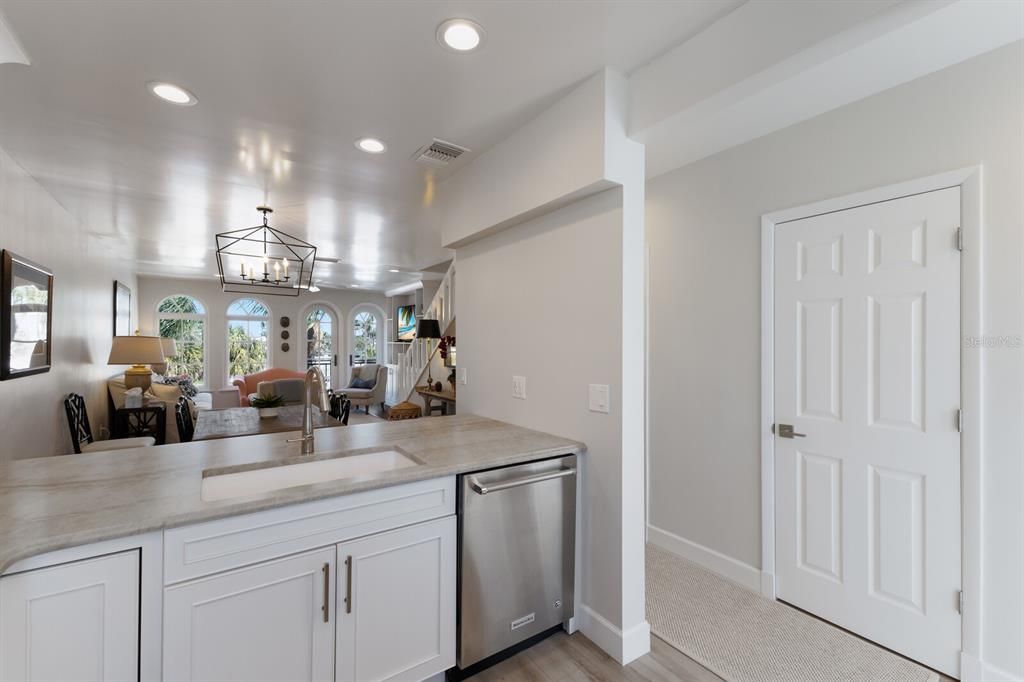 合同活跃: $2,500,000 (2 贝兹, 2 浴室, 1248 平方英尺)