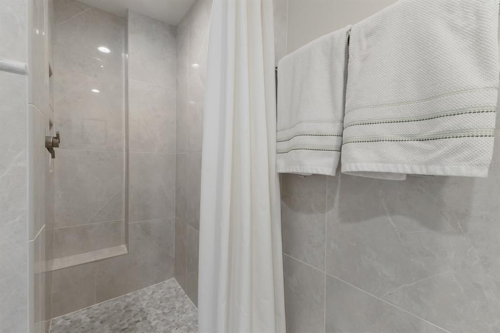 合同活跃: $2,500,000 (2 贝兹, 2 浴室, 1248 平方英尺)