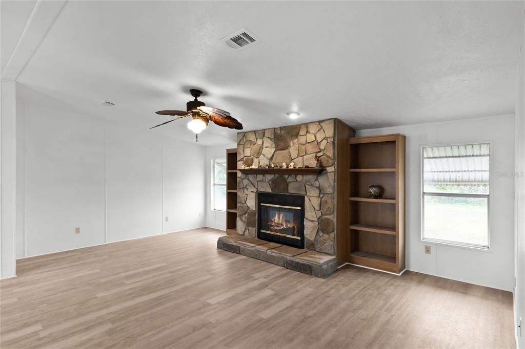 Active With Contract: $200,000 (3 beds, 2 baths, 1647 Square Feet)