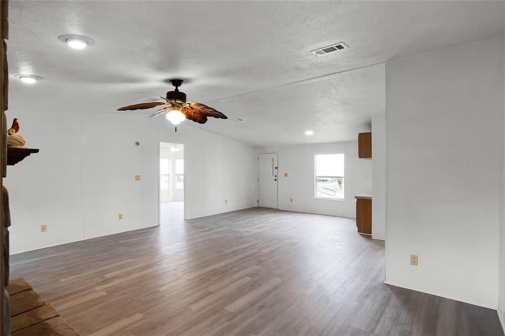 Active With Contract: $200,000 (3 beds, 2 baths, 1647 Square Feet)