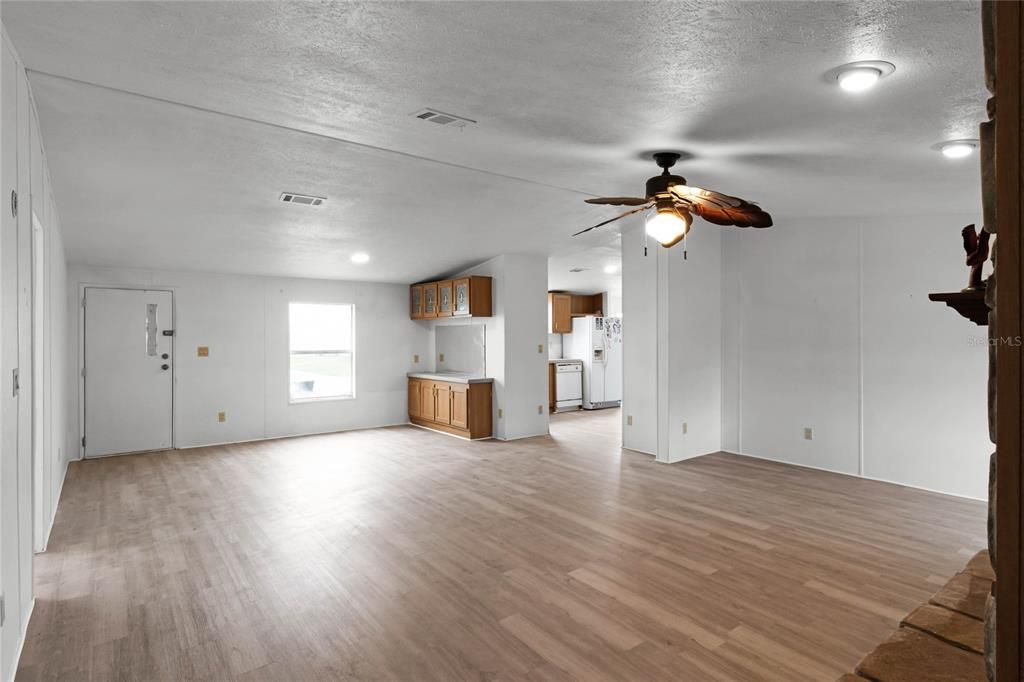 Active With Contract: $200,000 (3 beds, 2 baths, 1647 Square Feet)