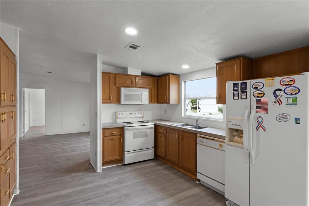 Active With Contract: $200,000 (3 beds, 2 baths, 1647 Square Feet)