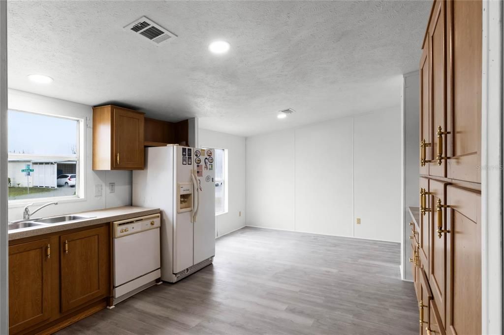 Active With Contract: $200,000 (3 beds, 2 baths, 1647 Square Feet)