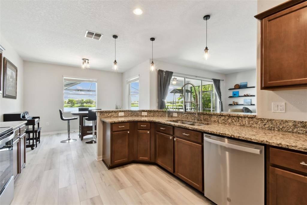 合同活跃: $485,000 (5 贝兹, 2 浴室, 2832 平方英尺)