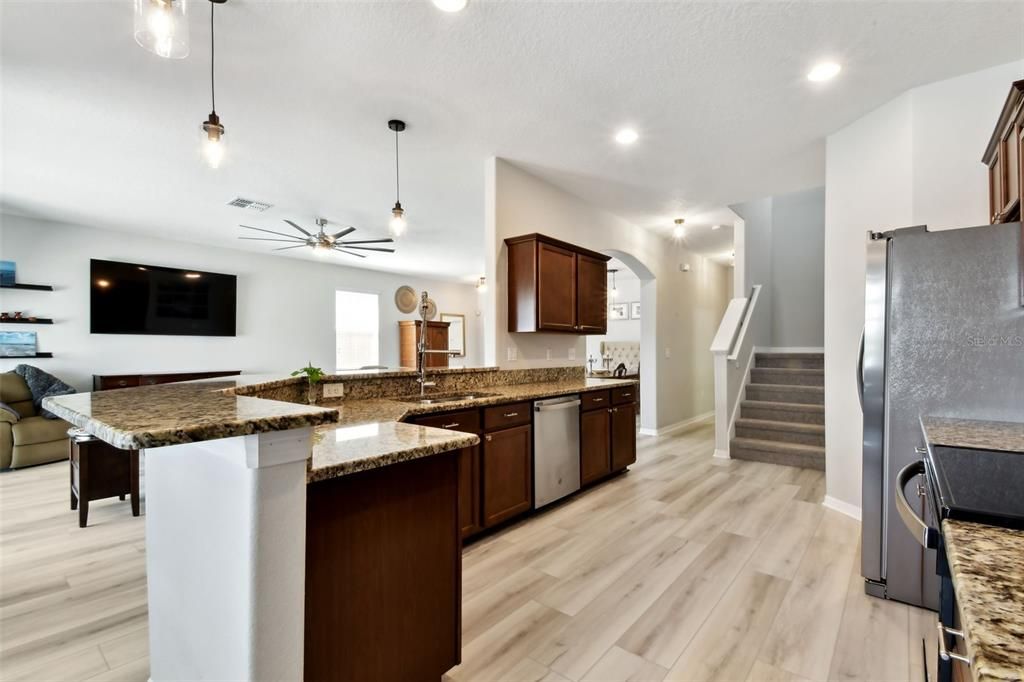 合同活跃: $485,000 (5 贝兹, 2 浴室, 2832 平方英尺)