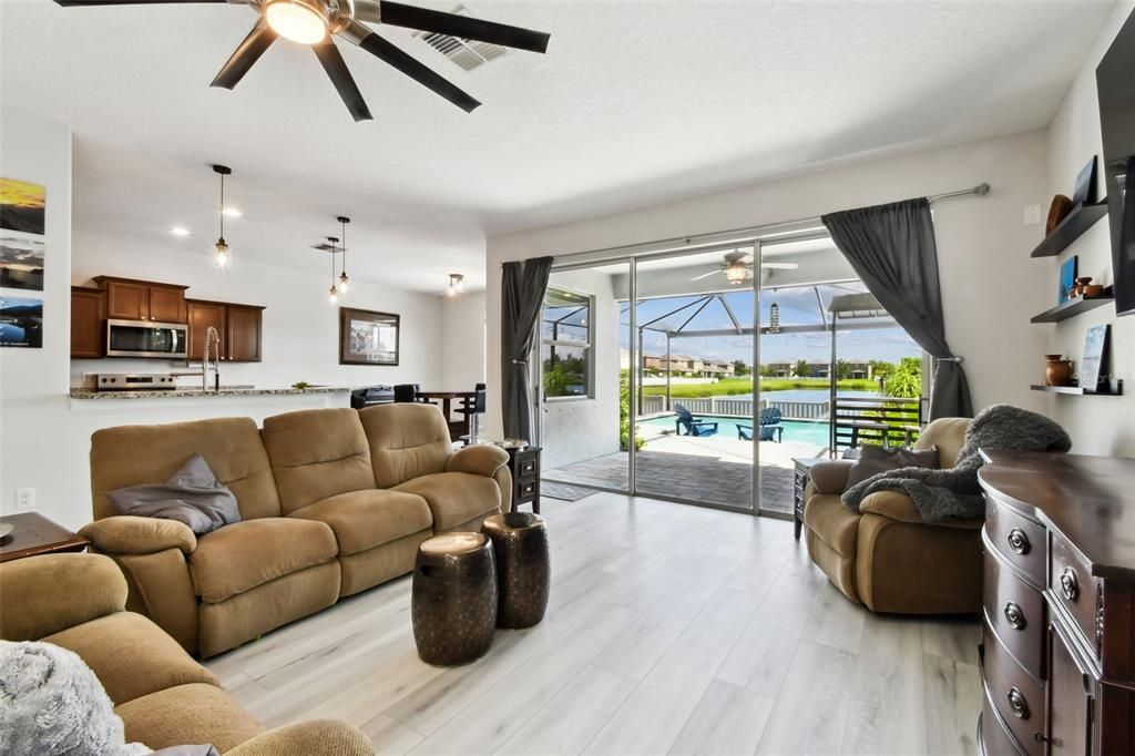 合同活跃: $485,000 (5 贝兹, 2 浴室, 2832 平方英尺)