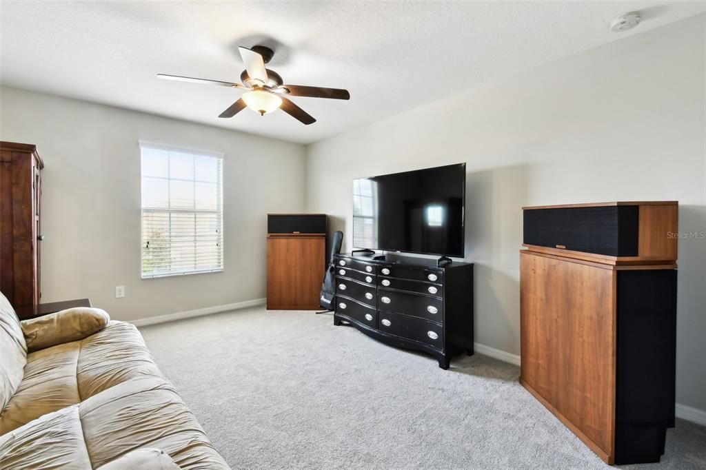 合同活跃: $485,000 (5 贝兹, 2 浴室, 2832 平方英尺)