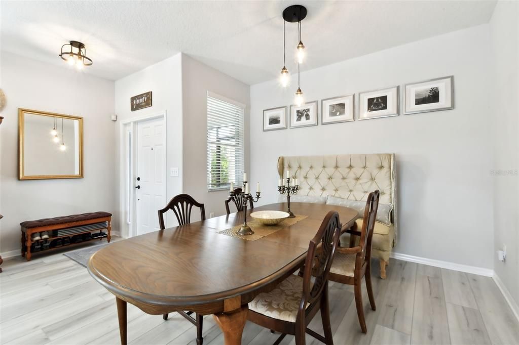 合同活跃: $485,000 (5 贝兹, 2 浴室, 2832 平方英尺)