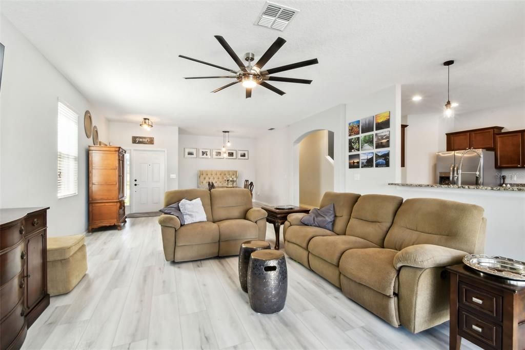 合同活跃: $485,000 (5 贝兹, 2 浴室, 2832 平方英尺)