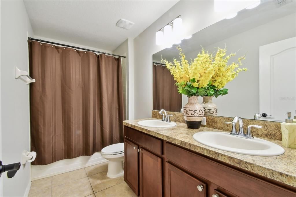 合同活跃: $485,000 (5 贝兹, 2 浴室, 2832 平方英尺)