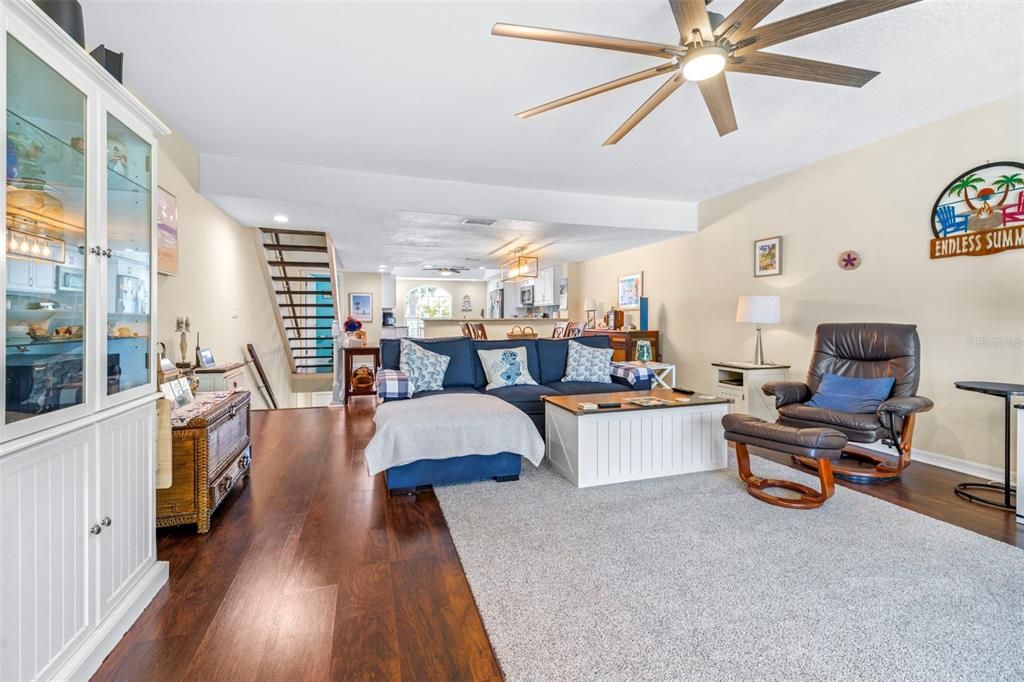 На продажу: $449,900 (2 спален, 2 ванн, 1600 Квадратных фут)