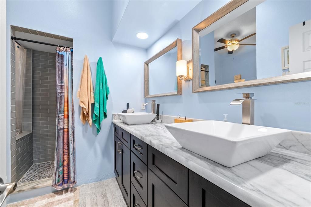 На продажу: $449,900 (2 спален, 2 ванн, 1600 Квадратных фут)