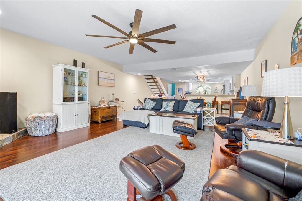 На продажу: $449,900 (2 спален, 2 ванн, 1600 Квадратных фут)